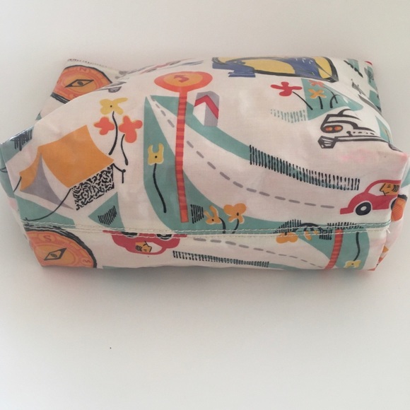 Retro Style Road Trip Waterproof Make Up Bag - Picture 5 of 6